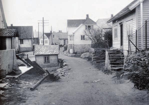 Bildet øverst er tatt en gang i trettiårene og viser en del av Øyavegen. Området forble uendret langt opp i 1950 årene. Huset i forgrunnen til høyre tilhørte David Davidsen.