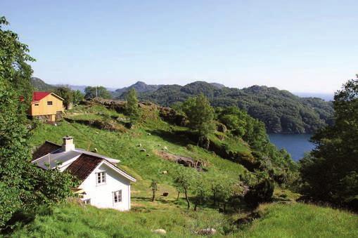 Stegeøa er vanig sikringsby, som betyr at du kan gå ut og om det er pass er du vekommen ti å overnatte. For mer informasjon om Gården Li kan du besøke våre hjemmesider www.fot.dnt.