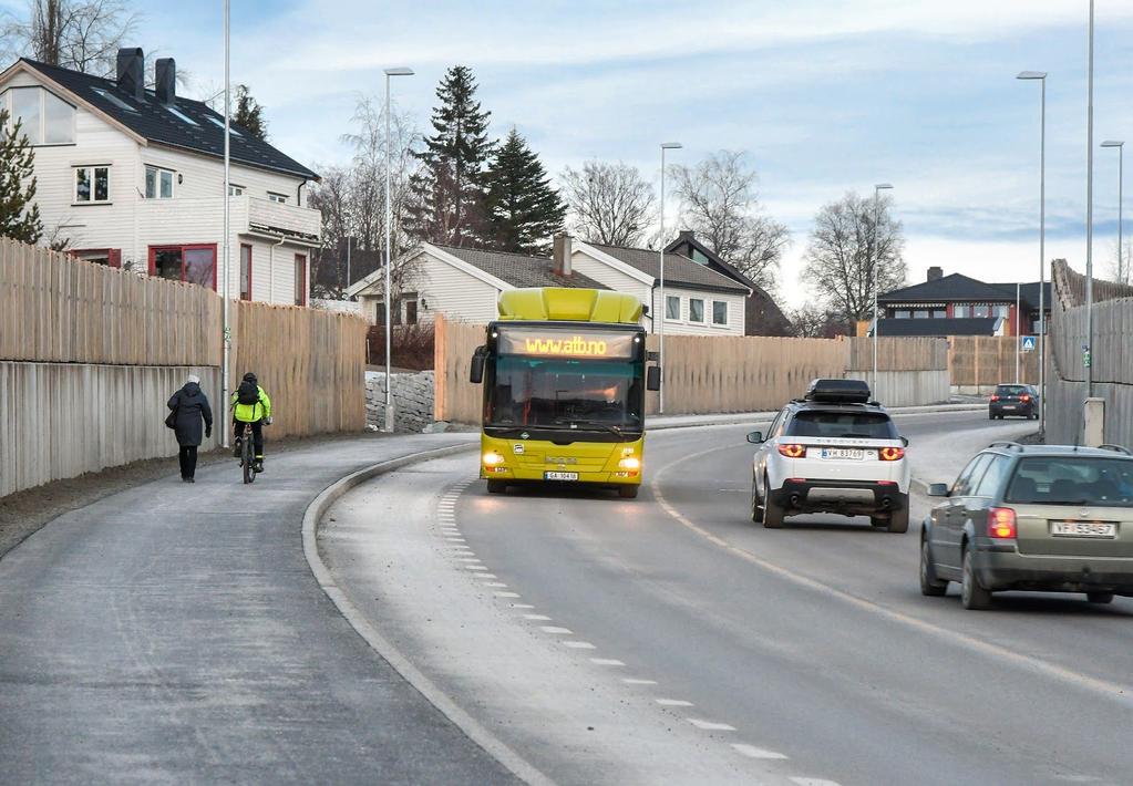 Anlegget ventes ferdig i 2017, og da med rødbrun asfalt i sykkelfeltene. Dybdahls veg, før- og etterbilder. Foto: Knut Opeide, Statens vegvesen.