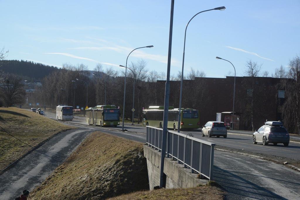 superbussholdeplass og sykkelveg med fortau. Begge anleggene er viktige tiltak for superbusslinje S3. Andre del av Jonsvannsveien planlegges også for superbuss. Høgskolen, førbilde.