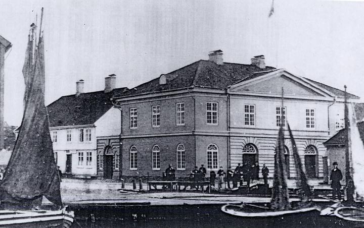 Kristiansand tollsted før 1895 med det eldre bolighuset bakenfor, på