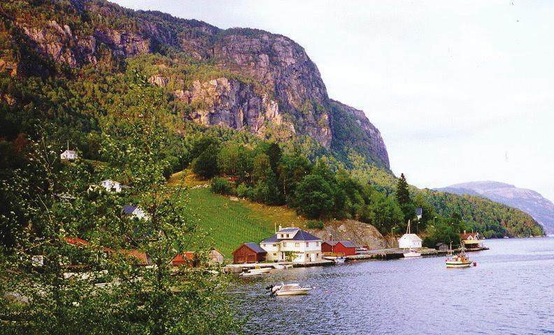 Grunnavatnet, 750 moh, ligger i Saurdal, det dalføret som strekker seg fra Kvilldal i Hylsfjorden og helt opp til Stranddalen.