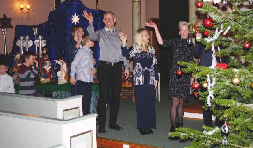 Så går vi rundt.. Tekst og foto: Synnøve Johanne Rydningen Søndagsskolen og Farsund menighets juletrefest på kirketorget 4.