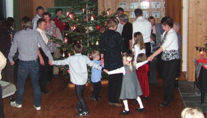 JULETREFEST Glimt fra Spind PÅ UNGDOMSHUSET Tekst og foto: Hans Arne Rogn 4. juledag var det juletrefest på ungdomshuset. Fullt av folk, barn og unge, små og store.