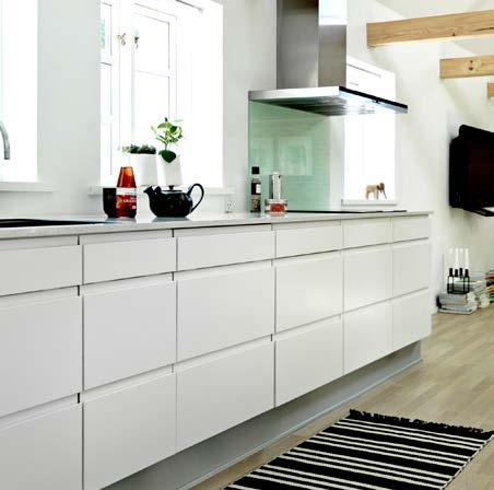MODERE KJØKKELØSIGER I boligene er det valgt et hvitt og tidløst kjøkken fra JKE Design.