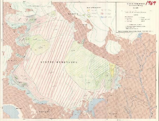 høyde (moh.) høyde (moh.) Figur 3 Kart som viser romlig fordeling av vinterbalansen (venstre) og sommerbalansen (høyre) på Vestre Memurubre i 1969.