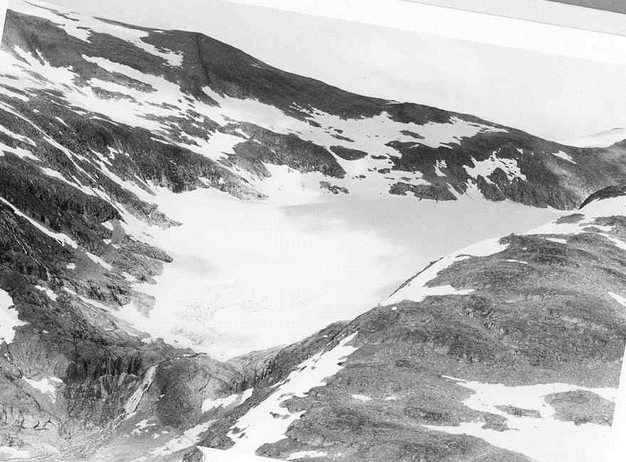 3.2.1 Vesledalsbreen Vesledalsbreen (bre-id 2474) er en nordvestvendt breutløper fra den nordlige delen av Jostedalsbreen (fig. 37). Massebalansen ble målt i seks år, fra 1967 til 1972 (Tvede, 1974).