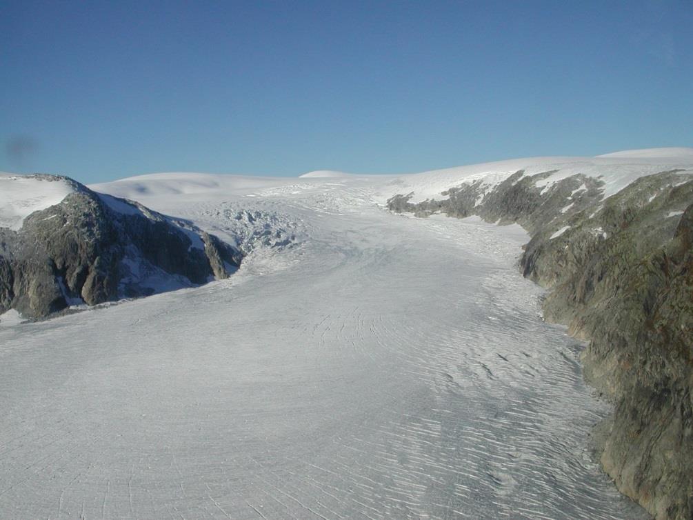 Figur 44 Midtre deler av Tunsbergdalsbreen fotografert 16. oktober 2005. Brefallet mellom 1200 og 1600 moh. kan ses midt i bildet. Foto: Miriam Jackson.