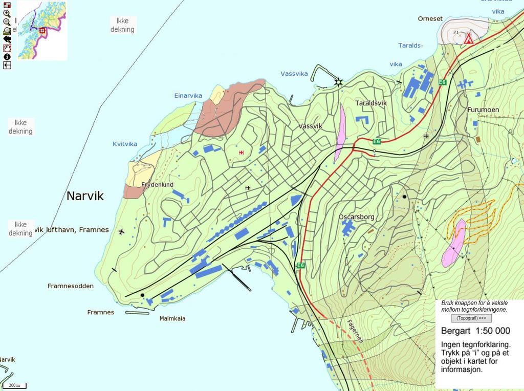 Bergmassen er foldet og foliasjonen har derfor varierende strøk og fall. Stedvis er bergmassen småfoldet. Det er også linser og bånd av lysere mineraler, antatt kvarts og feltspat, i bergarten.