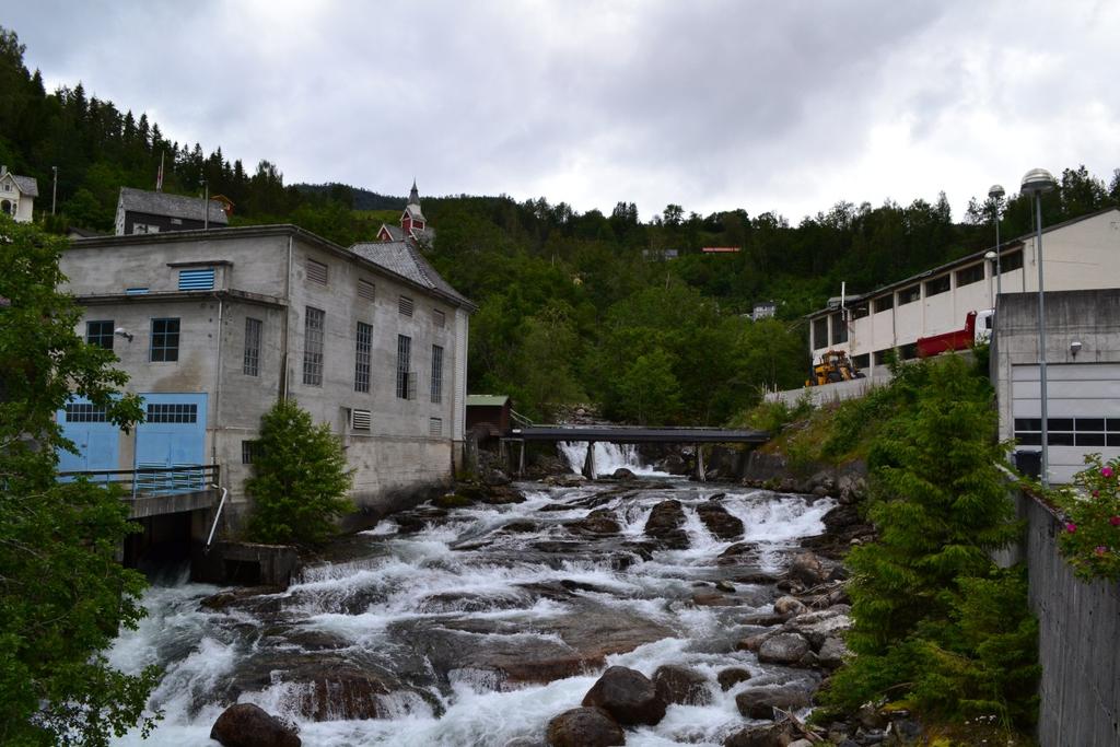 Side 9/15 Figur 3 Kraftstasjon Ulvik 1 med middels vassføring under synfaring 16.07.15. Med stor nok minstevassføring kan anadrom strekning forlengast med om lag 150 m ovanfor utløpet på kraftstasjonen til venstre.