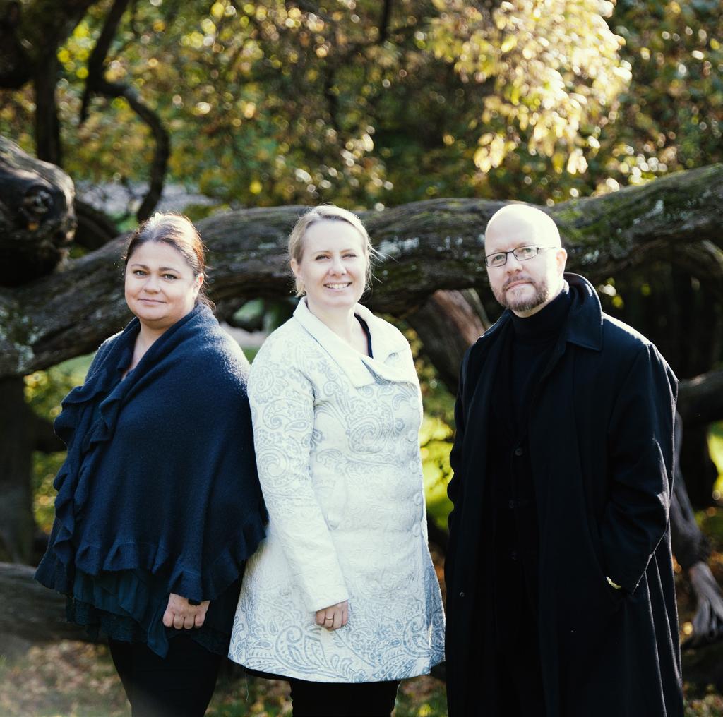 SØLVE SIGERLAND, violin HENNINGE LANDAAS, viola ELLEN MARGRETE FLESJØ, cello Ssens Trio was established in 2014 by three distinguished musicians with a wealth of experience in the international music