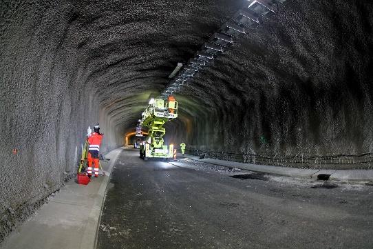 hovedbudskapet i kommunikasjonsstrategien (herunder trafikksikkerhetshensyn og skjerpede EU-krav til tunnelsikkerhet). Tunnelrehabiliteringen er omfattende og derfor tidkrevende.