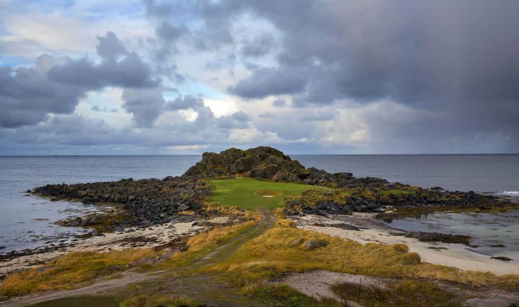 Så vil vi også i år gjenta oppfordringen fra tidligere: Plukk noen baller på driving range, ta med søppel og tomflasker inn, reparer nedslagsmerker og legg på plass oppslått torv.