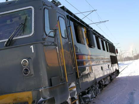 Statens Havarikommisjon for Transport Side 2 Lokomotivføreren betjente kjørekontrollene slik at kontaktene i høyspenningsregulatoren (trinnvelgeren) ble lagt inn, og toget trakk med omtrent 1500A på