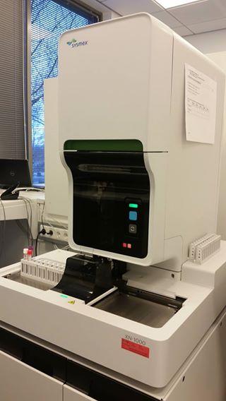 2.4 Sysmex XN-1000 Sysmex XN-1000 er navnet på analysemaskinen som ble brukt til de hematologiske analysene vi utførte i forbindelse med denne bacheloroppgaven.