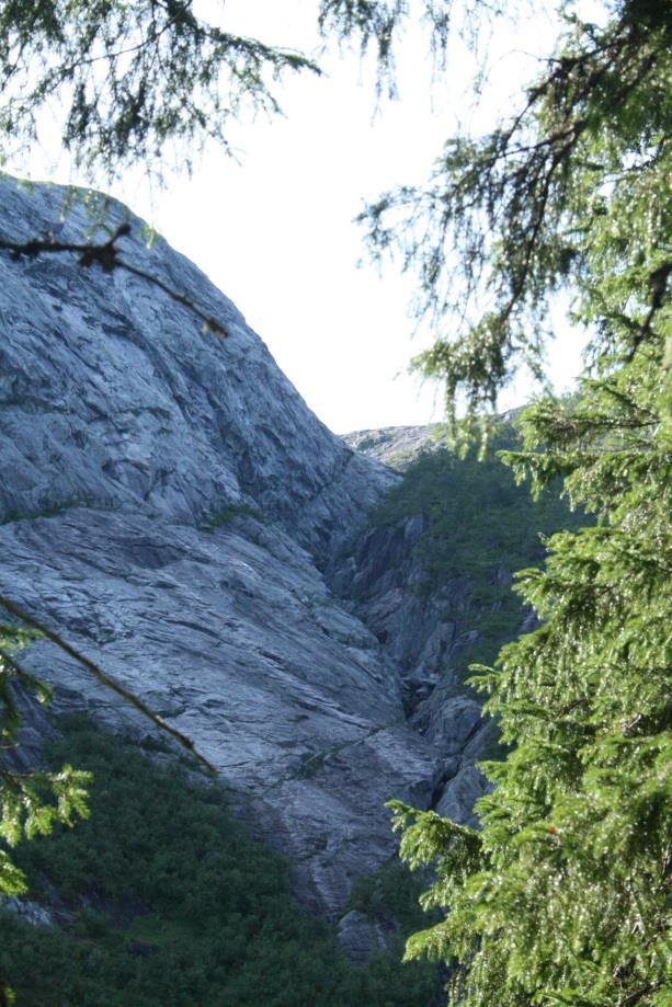 Helt i vest skjærer det inn en sidedal som går nordøstover.