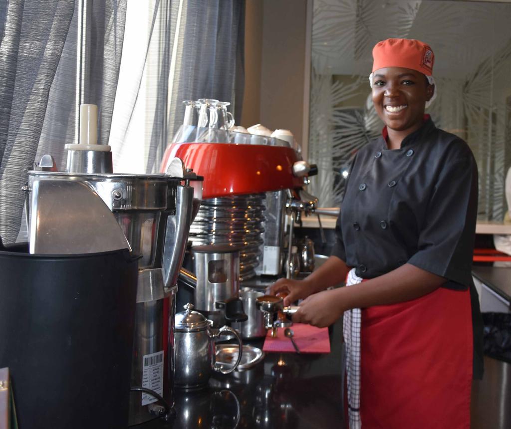 I TAKT MED FREMTIDEN Neila Okumu vet hva god utdanning betyr. I dag jobber hun på hotellkjøkken, blant annet som barista. Neila drømmer om egen kaffebar 18 prosent av unge i Kenya er arbeidsledige.