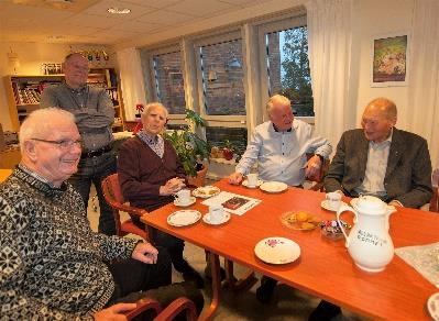 Etter sedvanlig presentasjon og håndhilsen på alle fremmøtte, ble det servet kaffe, småkaker og annet smågodt ved felles langbord.