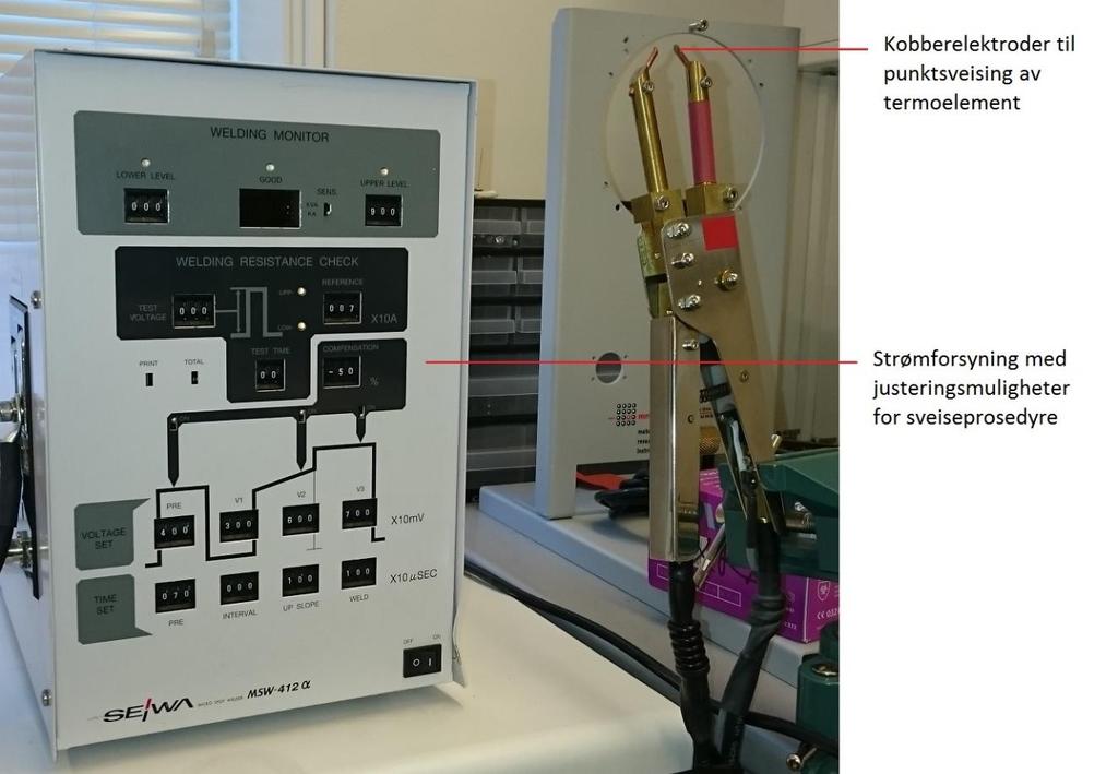 For å kontrollere temperaturen på prøvene under forsøket ble et S-type termoelement punktsveiset på prøven. Punktsveiseapparatet brukt i klargjøringen av prøvene kan sees i Figur 3.5-2.