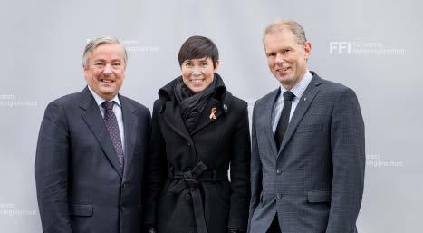 FFIs årsregnskap 2013 Styrets beretning Statsrådsbesøk til FFI i november 2013: Forsvarsminister Ine Eriksen Søreide sammen med styreleder FFI, Olaf Valeur (til venstre) og adm.