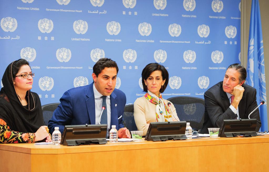 FNs utsending på ungdom, Ahmad Alhendawi fra Jordan, (nummer to fra venstre), møter pressen like etter at resolusjon 2250 ble vedtatt i desember 2015.
