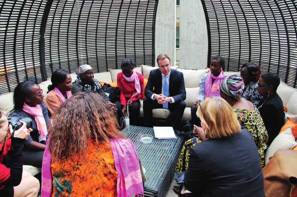 En delegasjon sør-sudanesiske kvinner møter utenriksminister Børge Brende under fredsforhandlingene i Addis Abeba i 2014.