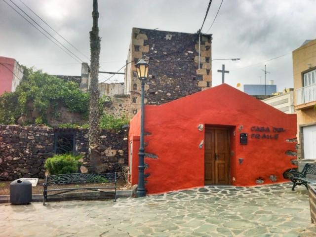 Plaza de la Candelaria Den attraktive Plaza de la Candelaria, med moderne fontener og omgitt av vakre gamle hus med trebalkonger og rådhuset, utgjør omgivelsene for den imponerende Iglesia de Nuestra