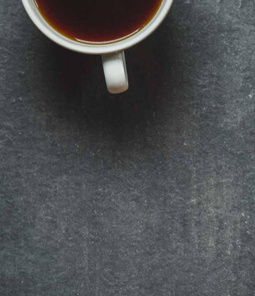 Kaffe begynner med blomstringen på et kaffetre. Det vi kjenner som kaffebønner er frøet på innsiden av et kaffebær.