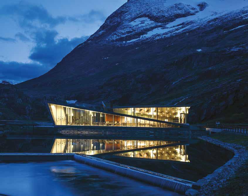 GEIRANGER-TROLLSTIGEN Trollstigen bendy roads along precipitous mountains En opplevelsesrik kjøretur gjennom norsk vestlandsnatur på