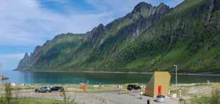 SENJA ocean, fjords and mountains De bratte fjellene som stuper rett ned i havet er et overveldende syn, og det mest markante kjennetegnet på strekningen.