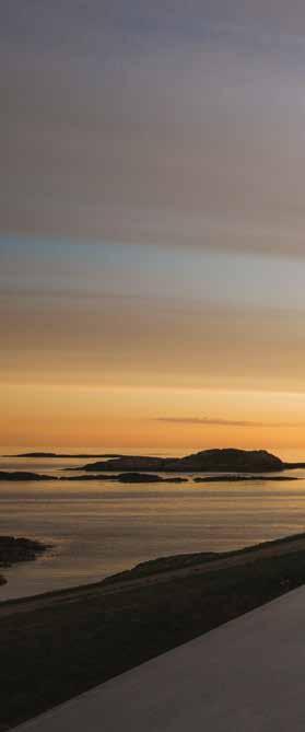 I Bergsbotn finner du en utsiktsplattform som løfter deg over den mektige naturen, hvor du kan skue utover Bergsfjorden og havet utenfor.