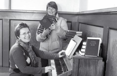 januar inviteres det til salmemaraton i Kolvereid kirke. Organist Iren S. Flasnesn (t.v.) og fellesrådsleder Vigdis Kutschera gleder seg til salmesang til neste år. Foto: Namdalsavisa.