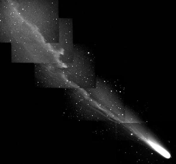 Johannes Hevelius som beskrev den inngående i sin bok om kometer Cometographia. Så egentlig burde vel kometen hatt navnet Hevelius. Kometen kom nærmest Sola (perihel) den 18.