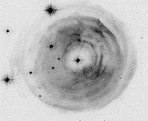 mai 2002 med en 10" og CCD kamera (1 minutt eksponeringstid), viser imidlertid at det nå er en tydelig gasståke på litt under et bueminutt i diameter rundt stjernen.