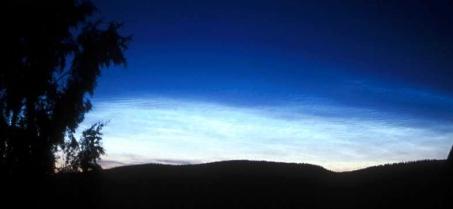 Lysende nattskyer fotografert av undertegnede fra Veggli i Numedal i Juli 2001.