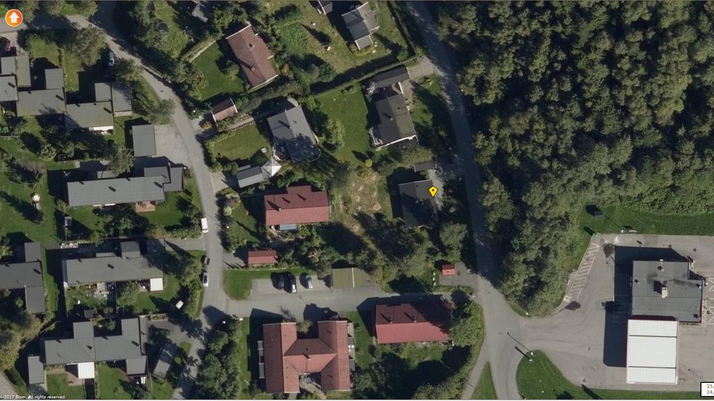 Flyfoto Lyngveien 33 markert med gul pil, tatt sommer 2016. I reguleringsplan for Kajaområdet, østre del (S-3, vedtatt 15.01.1957), som gjeldende reguleringsplan erstatter, kom eiendommen inn under område avsatt til «villamessig bebyggelse».
