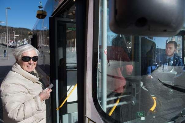 Legger til rette for enklere bussbruk: Lettere med sanntid Brita Jørgensen (76) synes det er enda bedre å ta bussen når hun kan vite nøyaktig når den kommer.