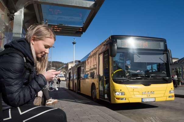 16 år gamle Iris Johannessen er storbruker av buss. Jeg kjører buss fire ganger om dagen, til skolen og til trening, sier skoleeleven ved Drammen vgs.