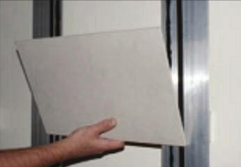 Fjern papirbeskyttelsen fra tapen. Plasser en rettskinne til å bære platens underkant. Plasser platen i en om lag 30 graders vinkel i forhold til fasaden oppå rettskinnen.