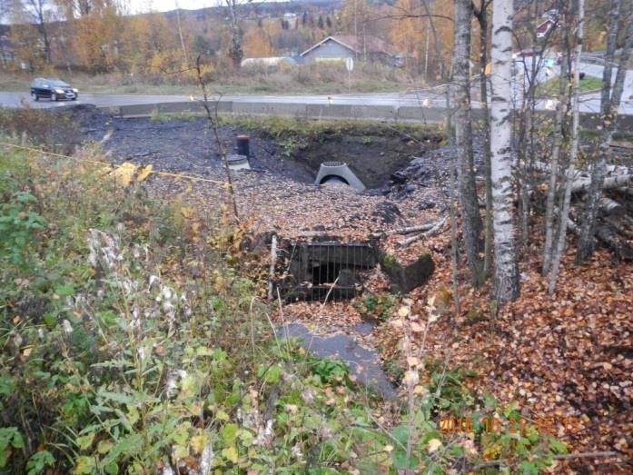 terrengforhold og topografi, ikke som skredutsatt og tilstrekkelig stabilitet. Notatet anbefaler videre grunnundersøkelser før utbygging.