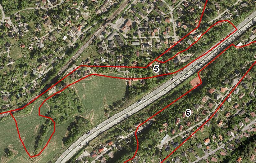 A Liten Stor Figur 5-10: Avgrensning av delområde 5 Høn. 5.6.2 Beskrivelse Delområdet omfatter naturtype nr. 620 (rik edelløvskog) 616 (store gamle trær) og 623 (kalkbarskog). 5.6.3 Verdi Naturtype 620 Høn SV skårer lavt på parameterne størrelse og habitatkvaliteter, men middels på potensial for rødlistearter.