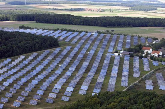 Solenergi i Tyskland Tyskland har vært ledende 32.000 MW totalt installert.