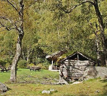 Ved Fjellstova og påstigningsplassen for Trollbilene er det informasjonsskilt med generell informasjon om Briksdalen.