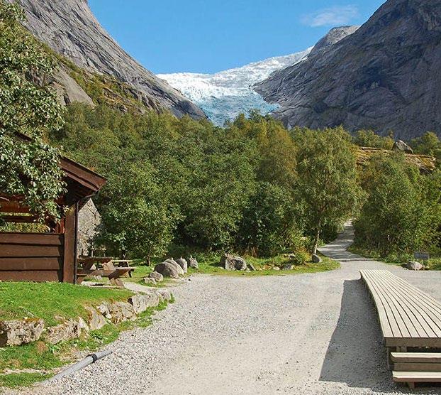 Besøkende kan tilegne seg kunnskap om lokalitetene hvor skiltene står oppført ved å lese utdypende informasjon i et naturstihefte som Briksdalsbre Fjellstove selger.