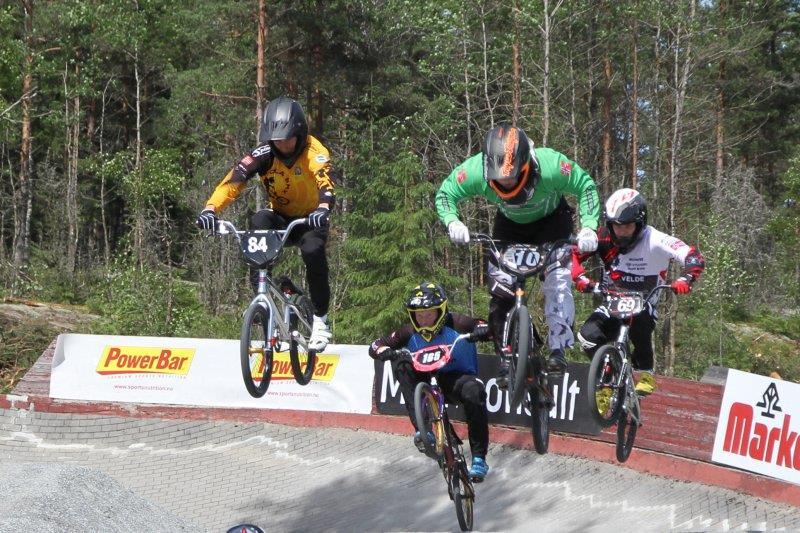 Junior Damer: 1.plass Silje Fiskebekk Sviland Bmx 2.plass Marita Laksesvela Sandnes bmx Nordisk Mesterskap Finland Helsinki. Elite Damer: 1.plass Hege Haga Idsø - Sviland BMX Junior Damer: 1.