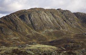 Hødntinden 1454 m (Vang) 9 km t/r / 360 høydemeter / 3 4 timer t/r. Hødntinden er en kjempemessig topptur, og på mange måter overraskende flott.