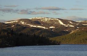 Etter hvert begynner man å stige oppover og etter den første kneika passerer man et lite tjern for så å miste litt høyde inn i Steindalen.