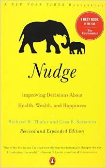 Hva er et nudge og hvordan nudge valg av mat? Ideen om nudging stammer fra boken Nudge [81] som kom i 2008.