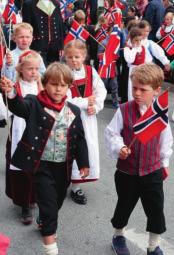 Sunde skole 07.00 Sunde Skolekorps spiller i gatene 11.30 Sunde skolekorps spiller på Sunde sykehjem Velkommen til arrangement på Sunde skole etter skoletoget.