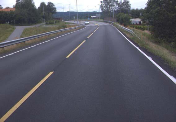 Rekkverket har 4 meter stolpeavstand, er for lavt og rekkverksenden er feil.